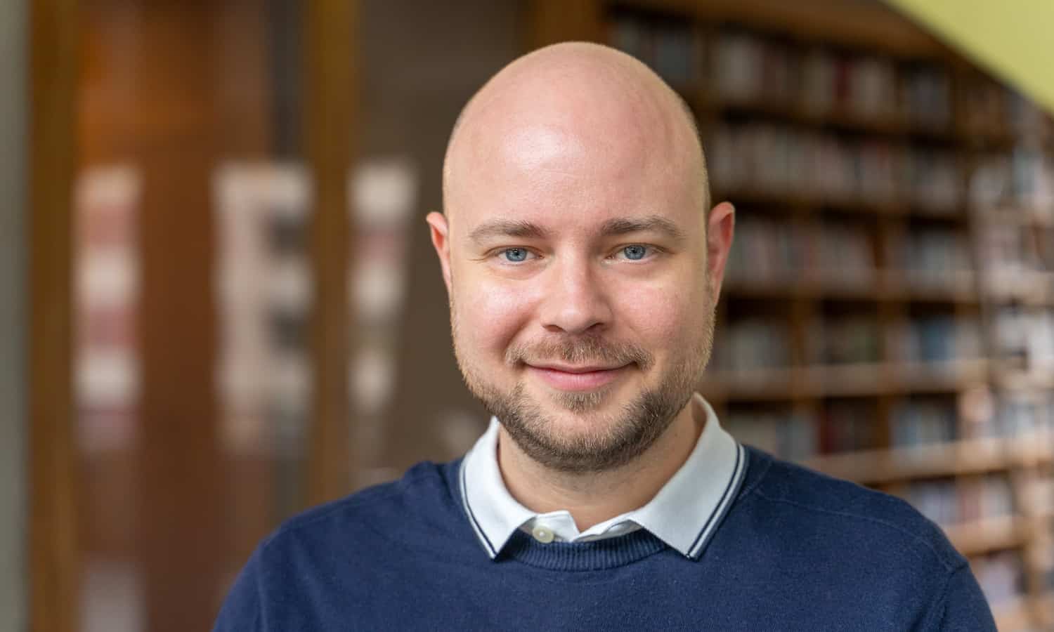 Porträtfoto von Johannes von Niederhäusern in der grossen Eingangshalle der Wohnbaugenossenschaft Kalkbreite in Zürich Wiedikon