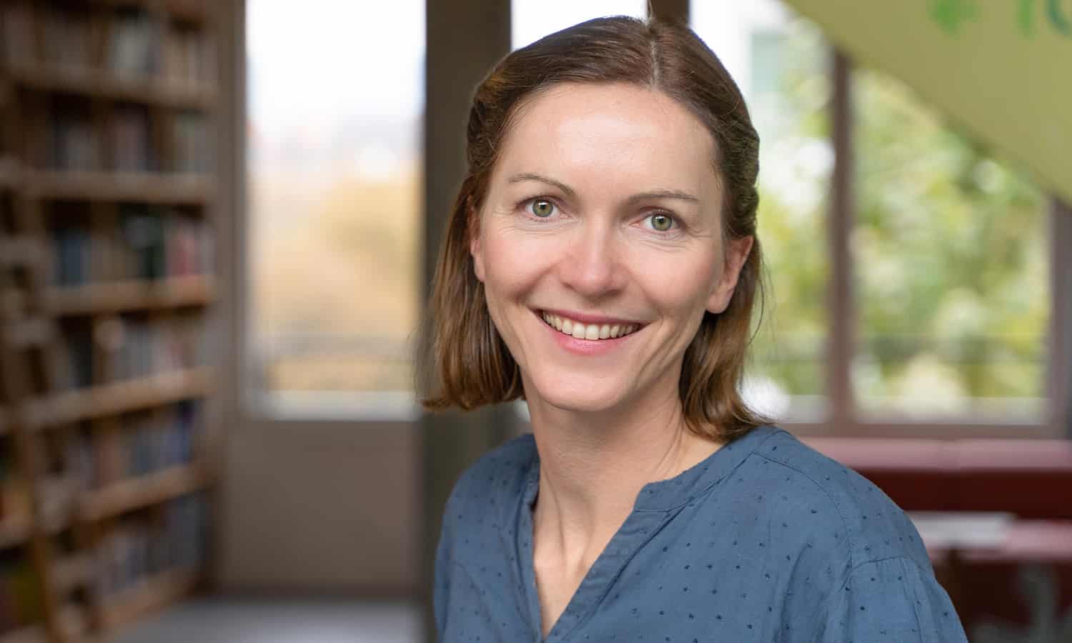 Porträtfoto von Lena Wiesli in der grossen Eingangshalle der Wohnbaugenossenschaft Kalkbreite in Zürich Wiedikon