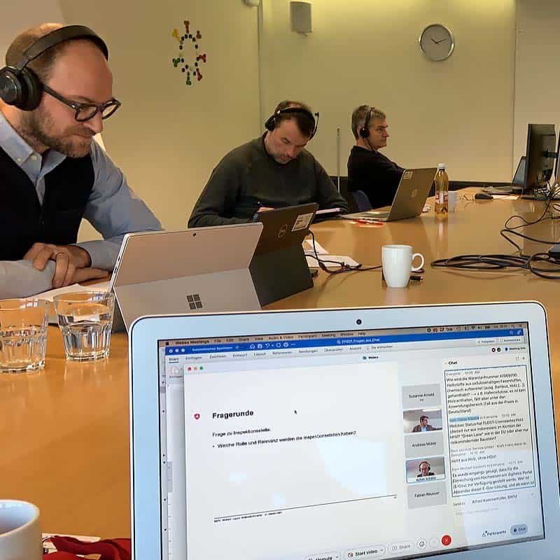 Blick auf Computerbildschirm und Teilnehmer der Onlinveranstaltung